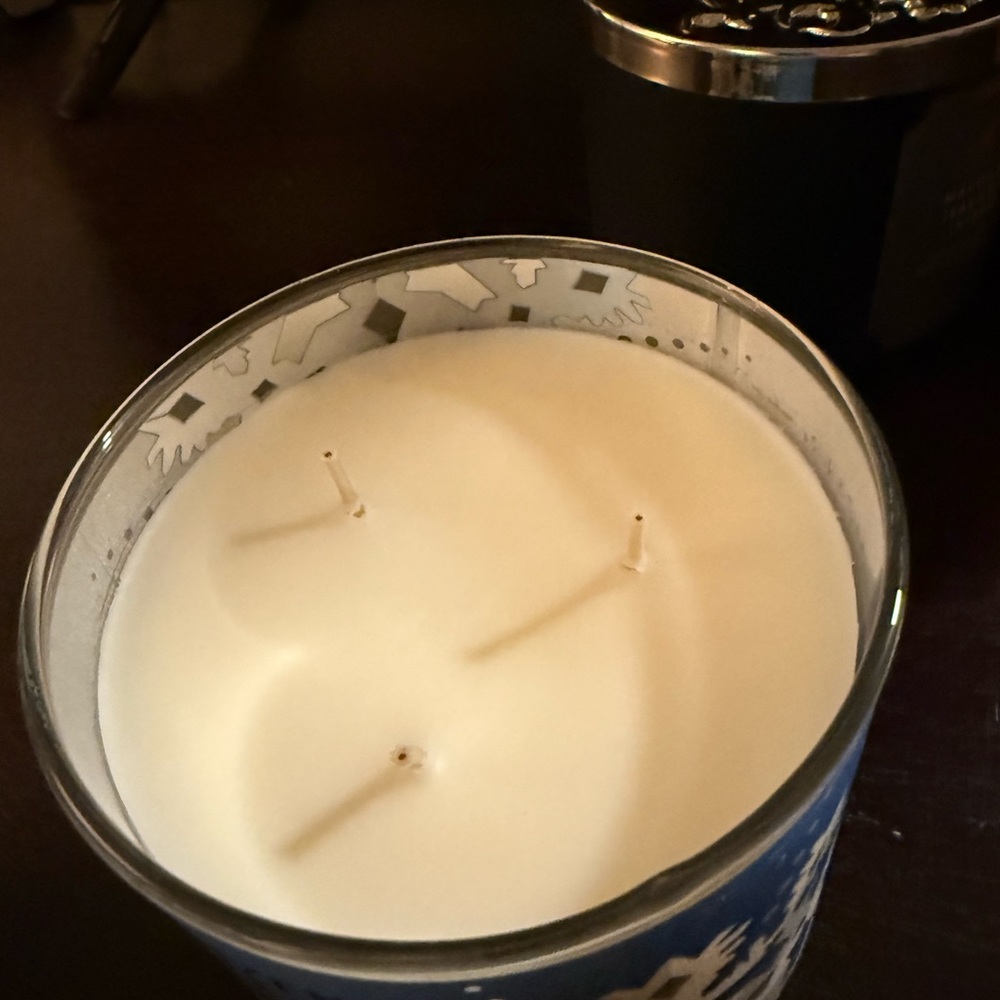 Bath & Body Works Frozen Lake Candle - Blue with Gold Lid - Picture 2 of 2